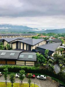 uma vista superior de um edifício com telhados solares em Wyndham Thanh Thủy Natural Hot Spring Resort Khoáng Nóng- Bus Included em La Phu