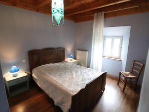 1 dormitorio con 1 cama, 2 mesas y una ventana en Gîte Val-d'Arcomie-Saint-Just, 5 pièces, 9 personnes - FR-1-742-363, en Arcomie