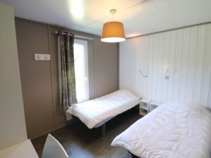 Postel nebo postele na pokoji v ubytování Gîte Le Rouget-Pers, 3 pièces, 4 personnes - FR-1-742-362