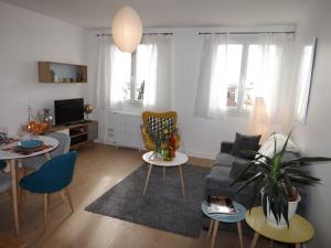 - un salon avec un canapé et une table dans l'établissement Appartement Aurillac, 2 pièces, 2 personnes - FR-1-742-389, à Aurillac