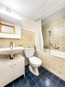 La salle de bains est pourvue de toilettes, d'un lavabo et d'une baignoire. dans l'établissement Pied de piste de Thyon - 4 Vallees, à Vex