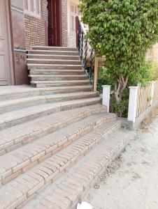 eine Treppe vor einem Haus in der Unterkunft شارع ٨٩ فيلا ٢٤ in ‘Izbat al Burj