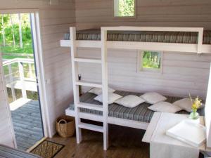 - une chambre avec des lits superposés dans une maison dans l'établissement Mornamaa puumaja Pesä 2, 