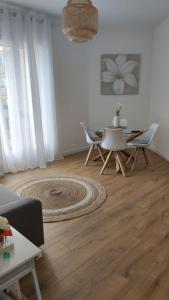 salon ze stołem i krzesłami w obiekcie Appartement Perpignan w Perpignanie