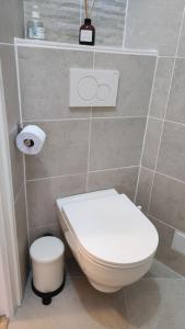 łazienka z toaletą i dozownikiem papieru toaletowego w obiekcie Appartement Perpignan w Perpignanie