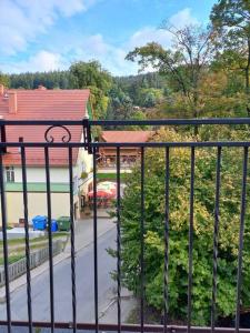 uma varanda com vista para uma rua e uma casa em Przytulny Apartament z Balkonem em Duszniki Zdrój