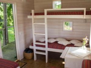 1 dormitorio con litera en una casa en Mornamaa puumaja Pesä 1 