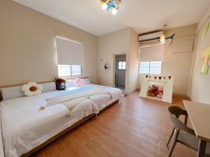 ein Schlafzimmer mit einem großen Bett mit Teddybären darauf in der Unterkunft Dan Bao Homestay in Jincheng