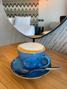 uma chávena de café azul sentada numa mesa em Suite on the beach em Haifa