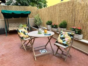 una mesa y dos sillas sentadas en un patio en Casa di Lo en Ciampino