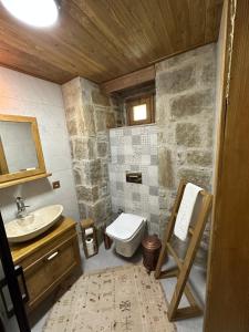uma casa de banho com um lavatório e um WC em KİNZİ İMROZ em Gokceada Town