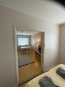 1 dormitorio con vistas a un comedor en Valimontien residenssi, en Kouvola