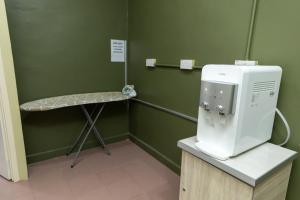 una habitación de hospital con una máquina sobre una mesa en FAMILIA INN en Kangar