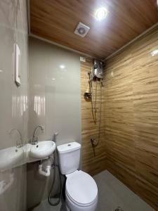 uma casa de banho com um WC e um lavatório em Tacloban EVMC Gdex Transient House em Tacloban