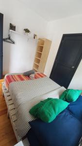 Schlafzimmer mit einem großen Bett mit einem Kopfteil aus Holz in der Unterkunft Cuarto con baño propio Condesa Amsterdam A9 in Mexiko-Stadt