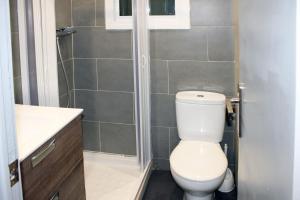 La salle de bains est pourvue de toilettes, d'un lavabo et d'une douche. dans l'établissement ACOGEDOR APARTAMENTO CERCA DE BARCELONA, à Mollet del Vallès