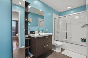 a bathroom with a toilet and a sink and a shower at Beautiful Spacious House 2BR / 4BR in Silver Terrace in San Francisco +19 photos
