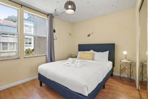 um quarto com uma cama grande e uma janela grande em Beautiful Spacious House 2BR / 4BR in Silver Terrace em São Francisco