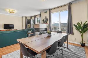 a dining room with a wooden table and chairs at Beautiful Spacious House 2BR / 4BR in Silver Terrace in San Francisco