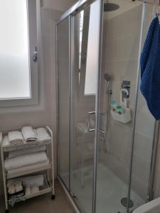 La salle de bains est pourvue d'une cabine de douche et de serviettes. dans l'établissement Realmonte Casa vacanze Realbeach, à Realmonte