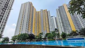 Bazén v ubytování Springlake Summarecon Bekasi Apartement by RNA nebo v jeho okolí
