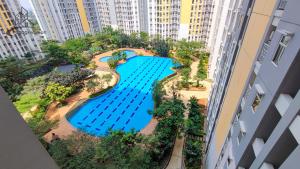 Bazén v ubytování Springlake Summarecon Bekasi Apartement by RNA nebo v jeho okolí + 12 fotografií