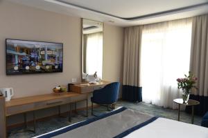 Habitación de hotel con escritorio y cama en Admiral Hotel - Ultra All Inclusive & Private Beach, en Golden Sands