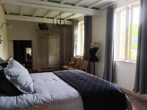 Un dormitorio con una cama y un muñeco en una ventana en La Maison De Marthe, en Malleval