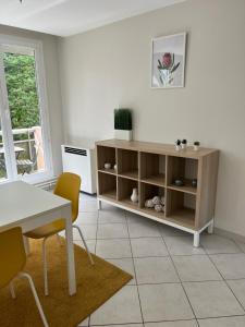 een woonkamer met een tafel en een plank bij Zénith de Rouen - Sud 3 - Diochon - Parc Expo in Le Grand-Quevilly