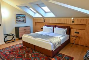 ein Schlafzimmer mit einem großen Bett und einem Dachfenster in der Unterkunft Едно Време in Karlowo