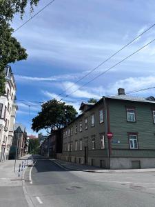 an empty street with a building on the side of the road at Mo&Ko Snelli Apart - Self Check-in - 5 min from Old Town in Tallinn