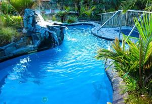 basen ze zjeżdżalnią w ogrodzie w obiekcie Manuka Views - Close to Thermal Hot Pools w mieście Kaukapakapa
