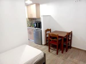 a small room with a table and a kitchen at ODYSSEY BY CLIMBING HOUSE in Myrties