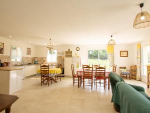 eine Küche und ein Wohnzimmer mit einem Tisch und Stühlen in der Unterkunft Gîte Sainte-Orse, 4 pièces, 6 personnes - FR-1-616-334 in Sainte-Orse