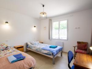 1 Schlafzimmer mit 2 Betten, einem Tisch und einem Fenster in der Unterkunft Gîte Sainte-Orse, 4 pièces, 6 personnes - FR-1-616-334 in Sainte-Orse