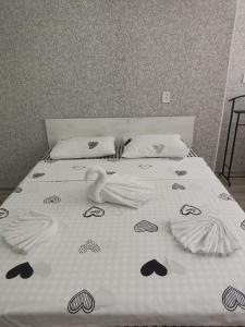 uma cama com um cisne em cima em Студия №2-65 LifeHouseAlmaty в ЖК Теремки-2 em Almaty