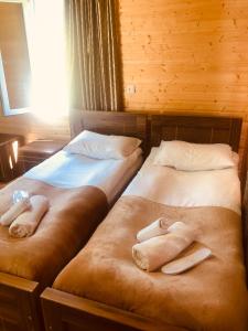 En eller flere senger på et rom på Ushba Cottages