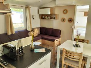 Afbeelding uit fotogalerij van Mobil-home VI 58 à Vias - La Carabasse - Camping Siblu avec piscine payante in Vias