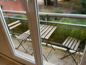a bench sitting on a balcony next to a window at Zénith de Rouen - Sud 3 - Diochon - Parc Expo in Le Grand-Quevilly