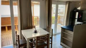 Afbeelding uit fotogalerij van Mobil-home VI 58 à Vias - La Carabasse - Camping Siblu avec piscine payante in Vias