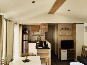 Afbeelding uit fotogalerij van Mobil-home VI 58 à Vias - La Carabasse - Camping Siblu avec piscine payante in Vias