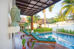 Bazén v ubytování Luxury 4BR Balinese Pool Villa Annie, Kamala Beach nebo v jeho okolí