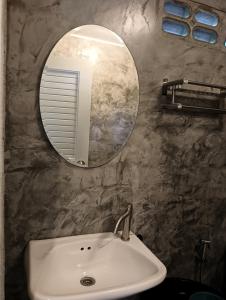 y baño con lavabo y espejo. en Ko Yao Noi Sabai Bungalows, en Ko Yao Noi