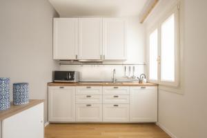 Cucina o angolo cottura di Santa Croce Design Apartment R&R