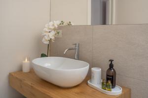 un lavandino bianco su un bancone in legno in bagno di Santa Croce Design Apartment R&R a Venezia Altre 17 foto