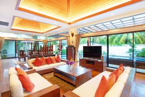 Posezení v ubytování Luxury 4BR Balinese Pool Villa Annie, Kamala Beach