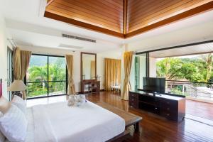 TV a/nebo společenská místnost v ubytování Luxury 4BR Balinese Pool Villa Annie, Kamala Beach