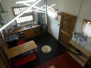 een keuken met een tafel en een deur bij Casa en Valparaíso con vista al mar in Valparaíso