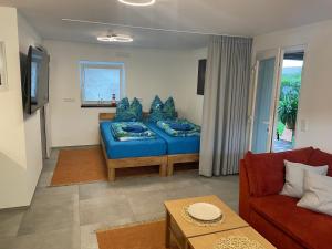 - un salon avec un canapé et un lit bleu dans l'établissement Sprem0602, à Elsterheide