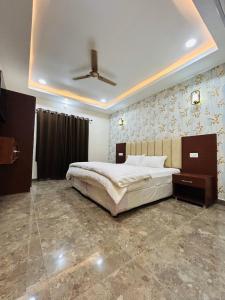 Postel nebo postele na pokoji v ubytování Awadh Samrat Resort + 37 fotografií